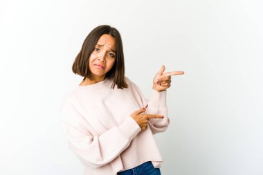 Genç melez kadın işaret parmaklarıyla fotokopi alanını işaret ederek heyecan ve arzusunu ifade ediyor..