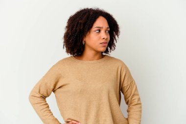 Genç Afro-Amerikan melez kadın. Kafası karışmış, kendinden emin değil..