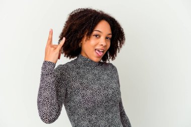 Genç Afro-Amerikan melez kadın parmaklarıyla rock hareketi yapıyor.