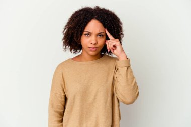 Genç Afro-Amerikan melez kadın tapınağı parmağıyla göstererek, düşünerek, bir göreve odaklanmış..