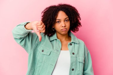 Genç Afro-Amerikan melez kadın izole edilmiş, hoşlanmadığı bir jest yapıyor, reddediyor. Anlaşmazlık konsepti.