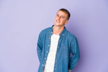 Genç beyaz yakışıklı adam mutlu, güler yüzlü ve neşeli..