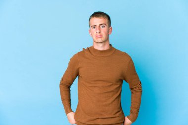 Genç beyaz yakışıklı adam üzgün, ciddi yüzlü, mutsuz ve hoşnutsuz..