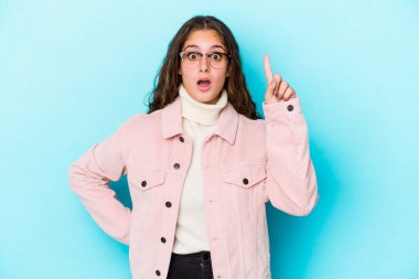 Genç, beyaz, kıvırcık saçlı, ağzı açık, üst tarafı gösteren bir kadın..