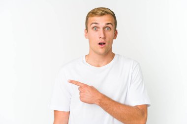 Kafkasyalı yakışıklı genç adam yan tarafı işaret ediyor.