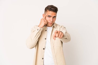 Genç, beyaz, yakışıklı bir adam kendini soyutlamış, parmağıyla işaret ediyor, düşünüyor ve bir göreve odaklanıyor..