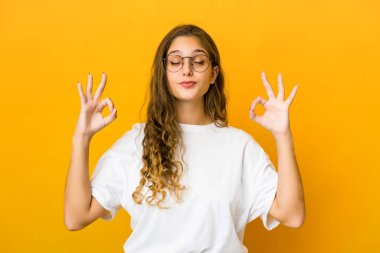 Genç beyaz kadın yoğun bir günün ardından rahatlıyor. Yoga yapıyor..