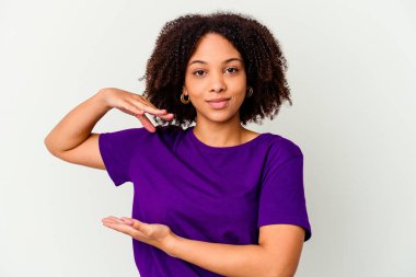 Genç Afro-Amerikan melez kadın iki eliyle bir şey tutuyor..