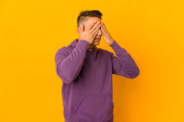 Genç, yakışıklı, beyaz bir adam izole edilmiş. Gözleri elleriyle kapatmaktan korkuyor..