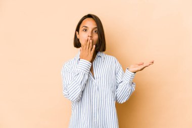 Genç İspanyol kadın, avucunun içinde fotokopi alanı tutmaktan etkilendi..