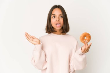 Genç İspanyol kadın donut yerken şaşırdı ve şok oldu..