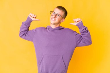 Beyaz tenli yakışıklı adam gururlu ve kendinden emin, örnek alınacak biri..