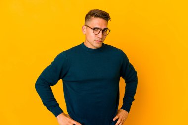 Genç, yakışıklı, beyaz, soyutlanmış, kafası karışmış, kuşkulu ve güvensiz bir adam..