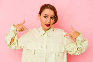 Genç Arap melez kadın parmaklarıyla işaret ediyor, pozitif duygu..