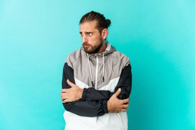 Uzun saçlı genç adam şüpheli görünüyor, emin değil, seni muayene ediyor..