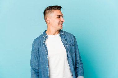 Genç, beyaz, yakışıklı, izole edilmiş, mutlu, gevşemiş, gülen, boynunda dişler olan bir adam..