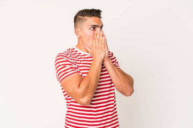 Beyaz tenli yakışıklı bir adam düşünceli bir şekilde bir fotokopi odasına izole edilmiş ağzını eliyle kapatmış..