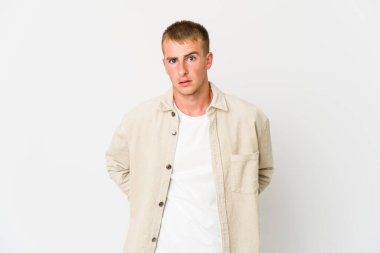 Genç beyaz yakışıklı adam üzgün, ciddi yüzlü, mutsuz ve hoşnutsuz..