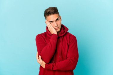 Kafkasyalı yakışıklı, soyutlanmış, sıkılmış, yorgun ve dinlenmeye ihtiyacı olan bir adam..