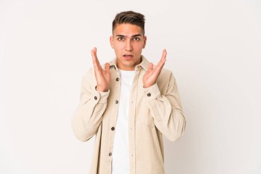 Genç, beyaz, yakışıklı bir adam izole edilmiş şaşırmış ve şok olmuş..