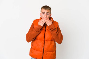 Beyaz tenli yakışıklı adam elleriyle ağzını kapatırken şok oldu..