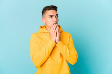 Kafkasyalı yakışıklı genç adam, bir plan hazırlıyor..