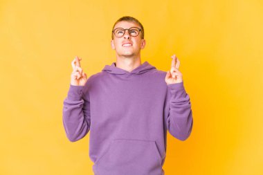 Beyaz tenli yakışıklı adam şans diliyor.