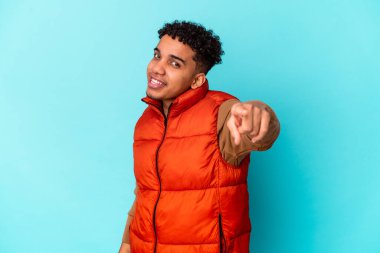 Genç Afro-Amerikalı kıvırcık adam mavi gülücüklerle izole edilmiş..