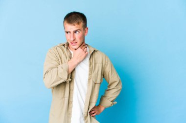 Beyaz tenli yakışıklı bir adam başının arkasına dokunuyor, düşünüyor ve bir seçim yapıyor..