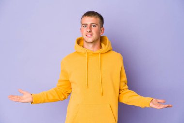 Beyaz tenli yakışıklı adam hoş bir yüz ifadesi sergiliyor..