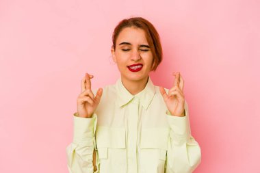 Genç Arap melez kadın şans diliyor.