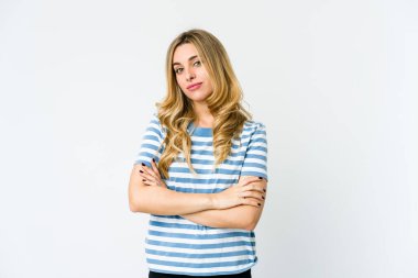 Genç, beyaz, sarışın, mutsuz bir kadın iğneleyici bir ifadeyle kameraya bakıyor..