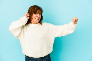 Son sınıf beyaz kadın yalnız dans ediyor ve eğleniyor..