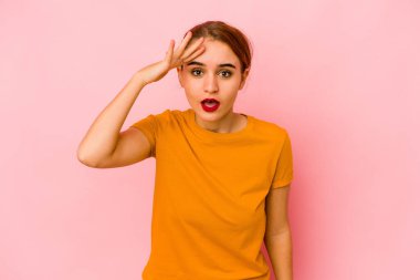 Genç Arap melez kadın yüksek sesle bağırıyor, gözleri açık ve elleri gergin tutuyor..