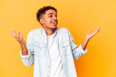 Genç Afro-Amerikalı kıvırcık adam, mor neşe içinde gülüp duruyor. Mutluluk kavramı.