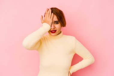 Genç Arap melez kadın bir şeyi unutuyor. Alnına avuç içiyle vurup gözlerini kapatıyor..