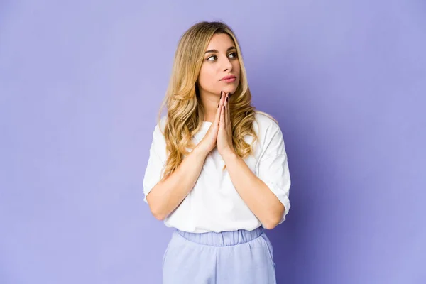 Giovane Donna Bionda Caucasica Che Prega Mostra Devozione Persona Religiosa — Foto Stock