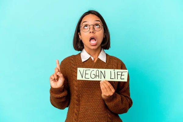 Ung Latinamerikansk Blandras Kvinna Som Håller Vegan Liv Plakat Pekar — Stockfoto