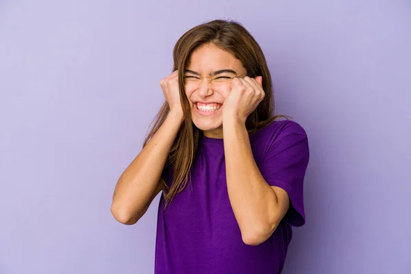 Jovem Magro Caucasiano Menina Adolescente Fundo Roxo Cobrindo Orelhas Com — Fotografia de Stock