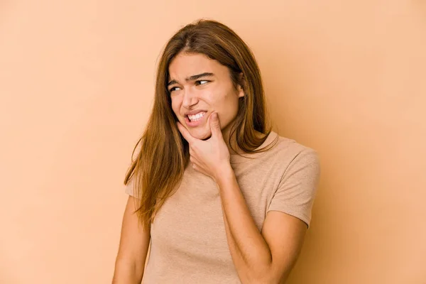 Giovane Ragazza Adolescente Caucasica Magra Toccando Nuca Pensando Facendo Una — Foto Stock