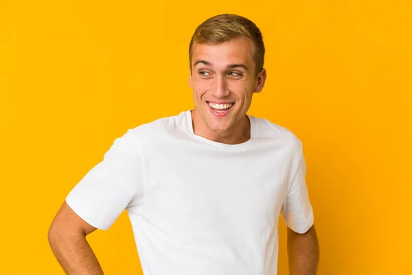 Genç Beyaz Yakışıklı Adam Gülüyor Gözlerini Kapıyor Rahatlamış Mutlu Hissediyor — Stok fotoğraf
