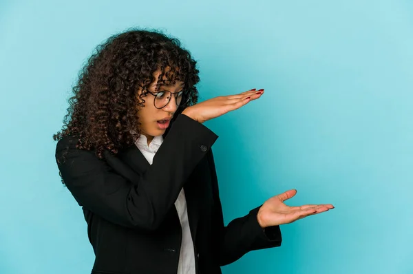 Junge Afro Amerikanerin Isoliert Schockiert Und Erstaunt Mit Kopierraum Zwischen — Stockfoto