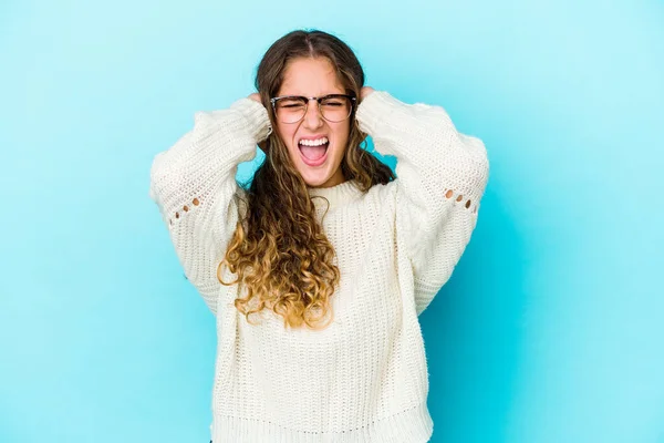 Junge Kaukasische Frau Mit Lockigem Haar Isoliert Die Ohren Mit — Stockfoto