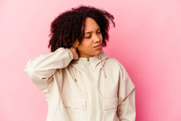 Jovem Negra Americana Mestiça Isolada Com Dor Pescoço Devido Estresse — Fotografia de Stock