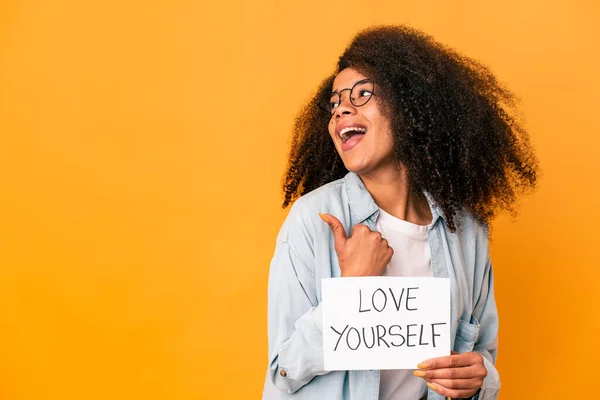 Ung Afrikansk Amerikansk Lockig Kvinna Håller Kärlek Själv Plakat Pekar — Stockfoto