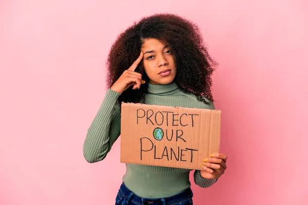 Junge Afrikanisch Amerikanische Lockige Frau Zeigt Mit Dem Finger Auf — Stockfoto