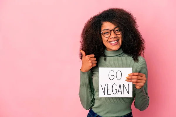 Jovem Afro Americana Encaracolada Segurando Cartaz Vegan Sorrindo Levantando Polegar — Fotografia de Stock