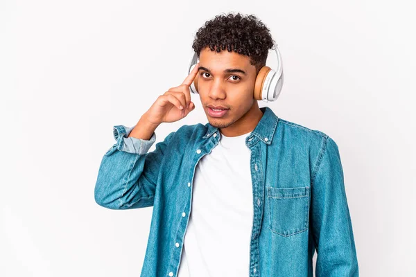 Jovem Afro Americano Encaracolado Isolado Ouvindo Música Com Fones Ouvido — Fotografia de Stock