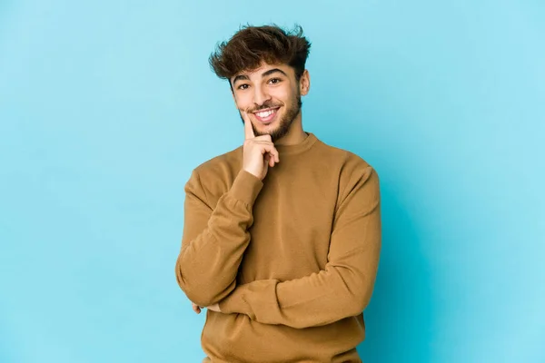 Mladý Arabský Muž Modrém Pozadí Úsměvem Šťastný Sebejistý Dotýkat Bradu — Stock fotografie