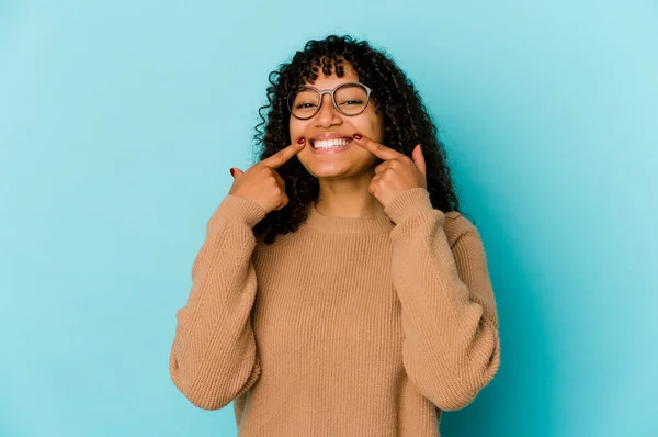 Jovem Afro Americana Africana Sorrisos Isolados Apontando Dedos Para Boca — Fotografia de Stock